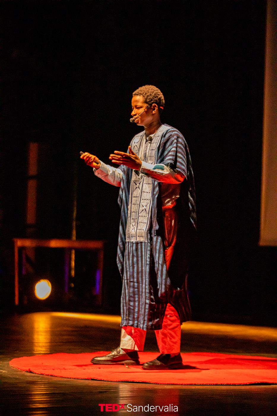 Amadou Saada Tall sur le cercle rouge TEDx