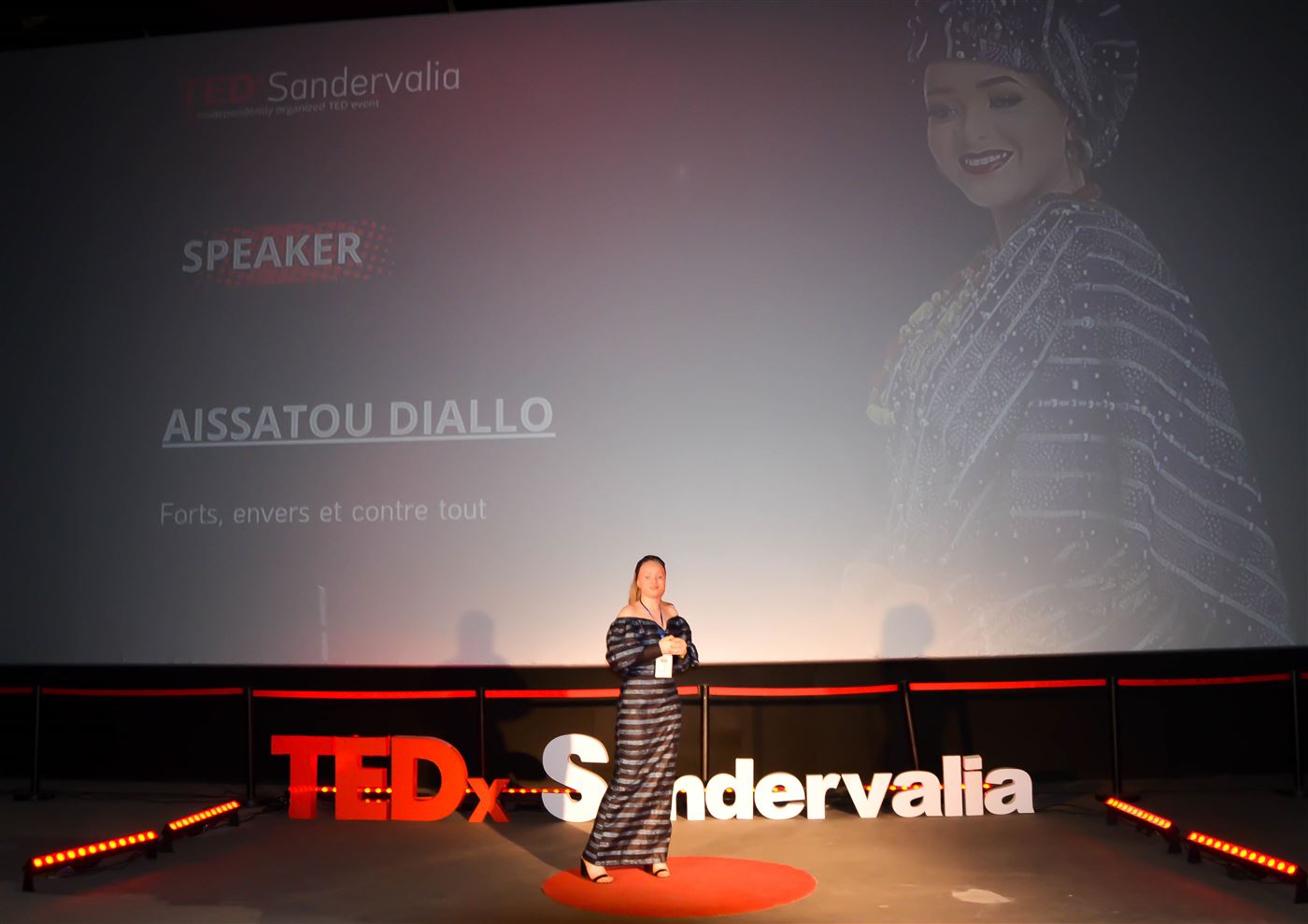 Une speaker sur la scène de TEDxSandervalia 2023