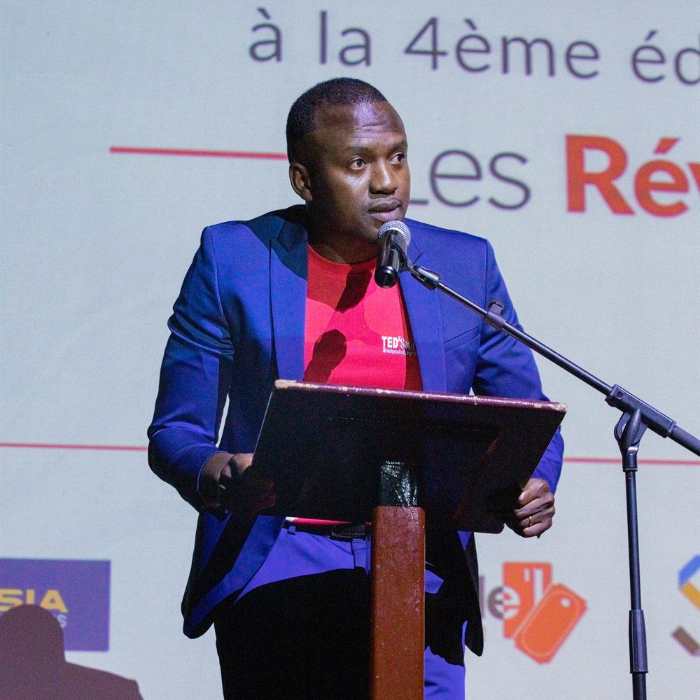 Loucény Condé, commissaire général, au pupitre de TEDxSandervalia 2026