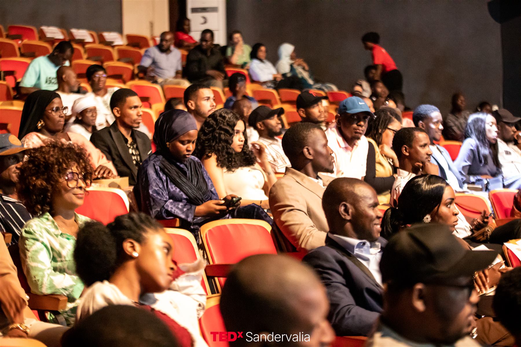 Le public attentif dans la salle du CCFG pendant TEDxSandervalia 2026